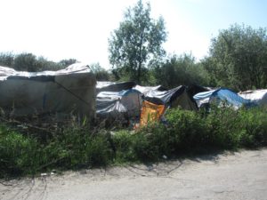 Naprostá vìtina z 1500 bìencù v Calais momentálnì pøebývá kolem denního centra Julese Ferryho, kde jsou na pozemcích bývalé skládky rozesetá stanová mìsteèka. Obyvatelé se obvykle sdruují do skupin podle národnosti.;Calais, uprchlíci (18.06.2015)