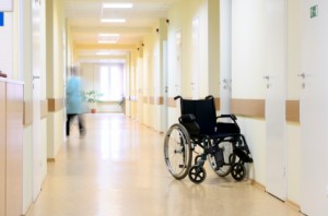 Êðåñëî-êàòàëêà â êîðèäîðå áîëüíèöû.  Wheel chair at the hospital